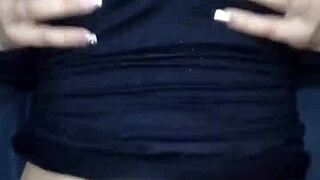 Lo zorra de la vecina esta muy mojada y no trae ropa interior 😏