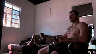 Bastidores fun: chupando o Carmona while playing video game, big ass and blowjob action! 🎮🍑