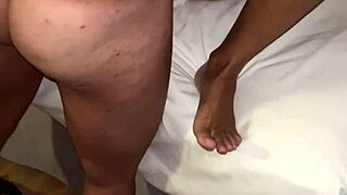 Casada safada conhece solteiro na praia provoca o macho em um canto deserto depois vai conhecer o quarto dele enquanto corno filma tudo completo no sheer