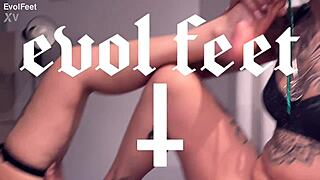 come worship my pretty toes and make me cum