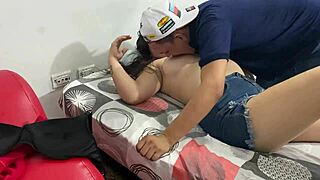 le doy duro a mi hermanastra por su coño hasta correrme y a ella le gusta, ¿ves cómo cabalga mi polla grande con ese culo gordo y tetas grandes?