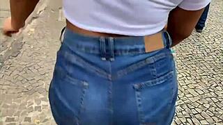 Passeando com garotas brasileiras com coleiras no centro de Sao Paulo. Mulheres em exibicionismo na rua gostosas de coleira interracial 😈