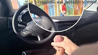 I'm doing punheta no carro and seeking info with pau duro out there