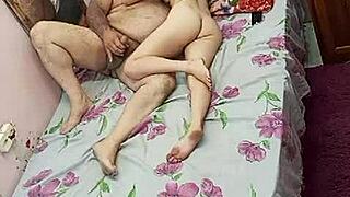 novinha super nova e o velho tarado por pepeka peluda no quarto musculoso 😏💦