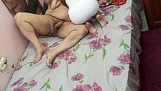 novinha super nova e o velho tarado por pepeka peluda no quarto musculoso 😏💦