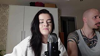 她跟娇小黑发18+女主闲聊假阳具问题变房间性感支配play