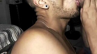 O amigo do meu irm�o vestiu uma calcinha e pediu para fuder ele com for�a.