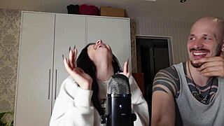 她跟娇小黑发18+女主闲聊假阳具问题变房间性感支配play