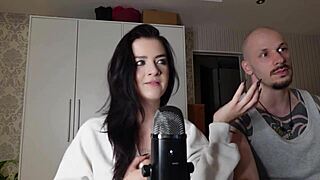 她跟娇小黑发18+女主闲聊假阳具问题变房间性感支配play