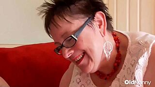 熟女BBW蜜桃跟18岁园丁山姆伯恩硬核大战