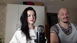 她跟娇小黑发18+女主闲聊假阳具问题变房间性感支配play