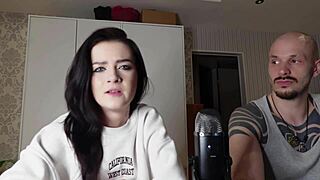 她跟娇小黑发18+女主闲聊假阳具问题变房间性感支配play