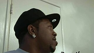 巨乳大学生湿屄吞BBC粗暴异族干