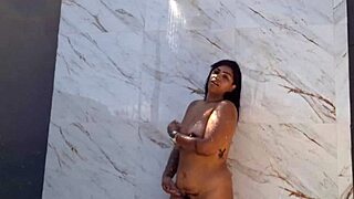 Personal-Error Depois de levar leitinho na bucetinha ela tomou banho peladinha no quintal para os vizinhos verem.