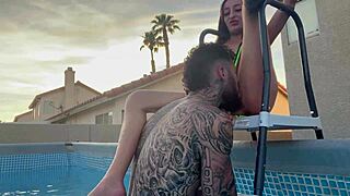 泳池男孩拿挑逗舔屁股加户外猛干当报酬