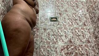 我是那黑妞户外公共浴池吃大屌颜射