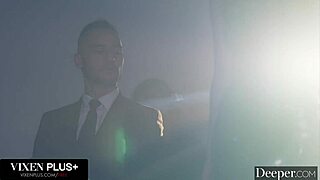 为什么乳胶顺从黑发香奈儿·卡姆林渴望户外公共深喉舔肛调教？