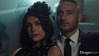 为什么乳胶顺从黑发香奈儿·卡姆林渴望户外公共深喉舔肛调教？