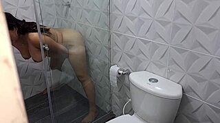 Veo a mi madrastra disfrutar de su delicioso coño parte 1