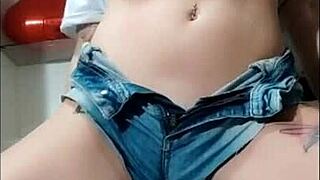 Safada boldly shows off her big ass and tits in tight jeans without panties, teasing that hairy pussy fully