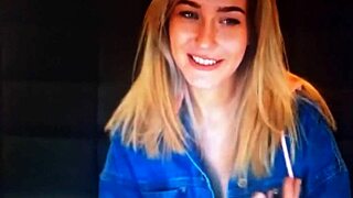 呃，看Chaturbate金发辣妹2，她超火辣…