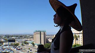 武汉骚货Salee Lee穿情趣内衣高跟玩Hitachi魔棒假屌指奸