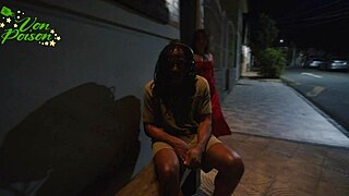 Duas VADIAS fetichistas PUNEM o gringo infiel in wild FFM domination with face sitting and feet play