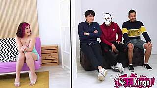 18+小梅战三菜鸟粗暴欧洲群P娇小红发女上位狂骑