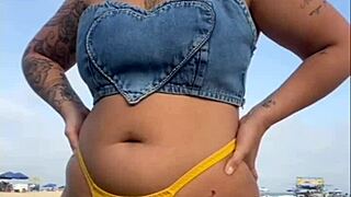 fiz o cara ficar de pau duro na praia with african exhibitionists flashing