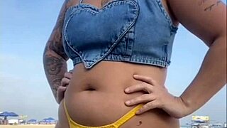 fiz o cara ficar de pau duro na praia with african exhibitionists flashing