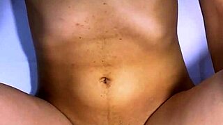 el infiel y la estudiante intercambiaron miradas furtivas en la sala de clases y terminaron besándose