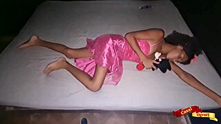 瘦亚裔拉丁18+少女弯腰挨继父自制肛爆