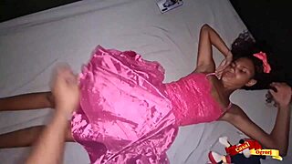 瘦亚裔拉丁18+少女弯腰挨继父自制肛爆