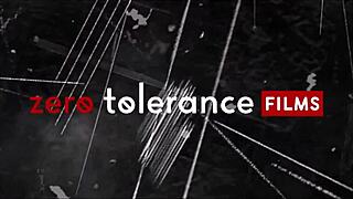 嘿，这性感金发妞骑鸡巴骑得超爽像专业婊子？