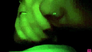 哇！可爱金发妹公交吸吮吞精 - 完整视频！