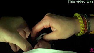 哇！可爱金发妹公交吸吮吞精 - 完整视频！