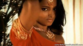Hey, check out this gorgeous natural body on an Indian woman dancing erotically 😍💃
