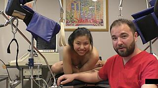 坦帕大学入学体检 Raya Nguyen 主演