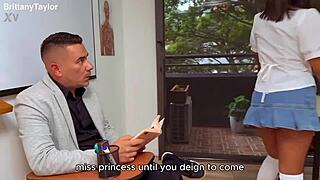 他溜进校长车里再干一炮逃惩罚和考试