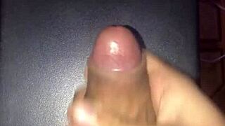 瘦子自撸巨白屌家制独奏爆射海量精