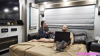 聊天轮盘变继兄巨屌破处内射