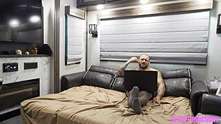 聊天轮盘变继兄巨屌破处内射