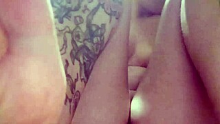 刚洗完澡插假屌自慰到喷