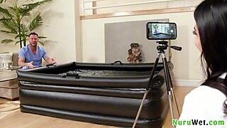 顽皮大奶黑发按摩师湿裸Nuru和Seth Gamble Gal Ritchie