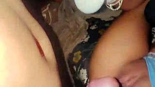 uh pareja real having sexo where chico licks co�o and tetas before that creampie finish