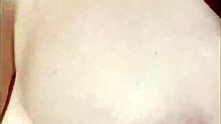 人妻开车兜风随便秀大奶，第一部大胆闪现