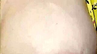 人妻开车兜风随便秀大奶，第一部大胆闪现