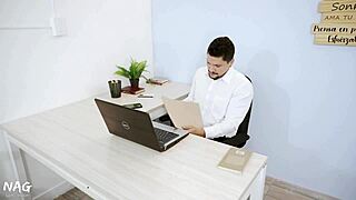 娇小秘书办公室被肌肉老板大屌粗暴后入