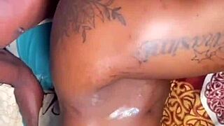 家人来访自信笑闹太久 夜里转为暧昧沉默诱惑