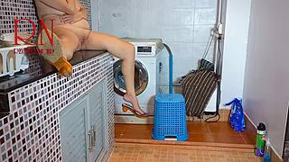 丰满人妻洗衣房被支配洗衣机狂干舔逼